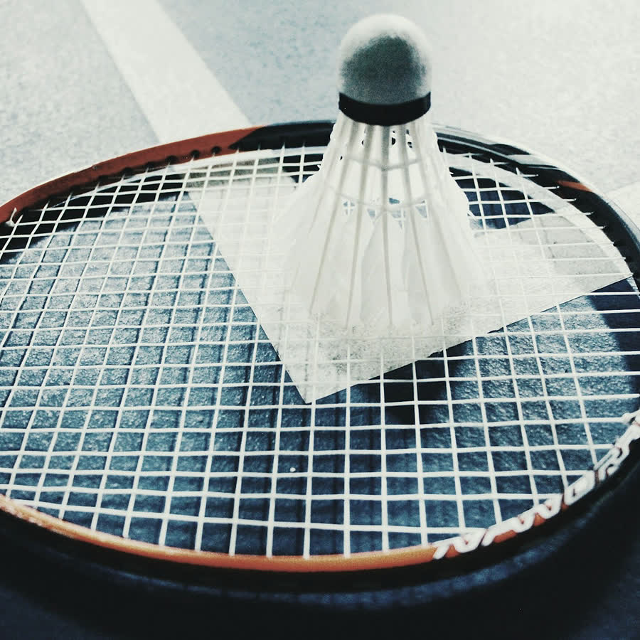 Badmintonová raketa s košíčkem