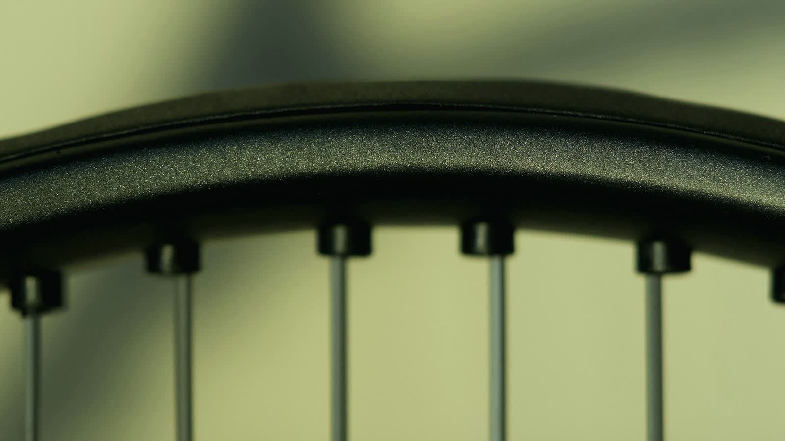 Detail rámu tenisové rakety a napnutých strun
